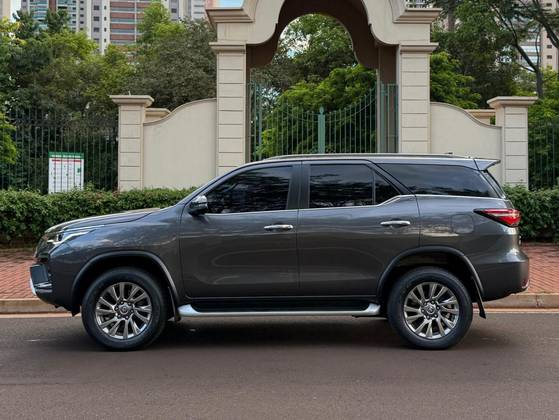 TOYOTA HILUX SW4 2.8 D-4D TURBO DIESEL SRX 7L 4X4 AUTOMÁTICO